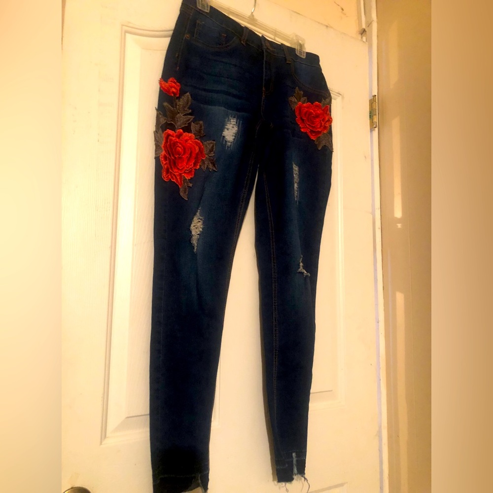 Jeans with raised appliqué roses